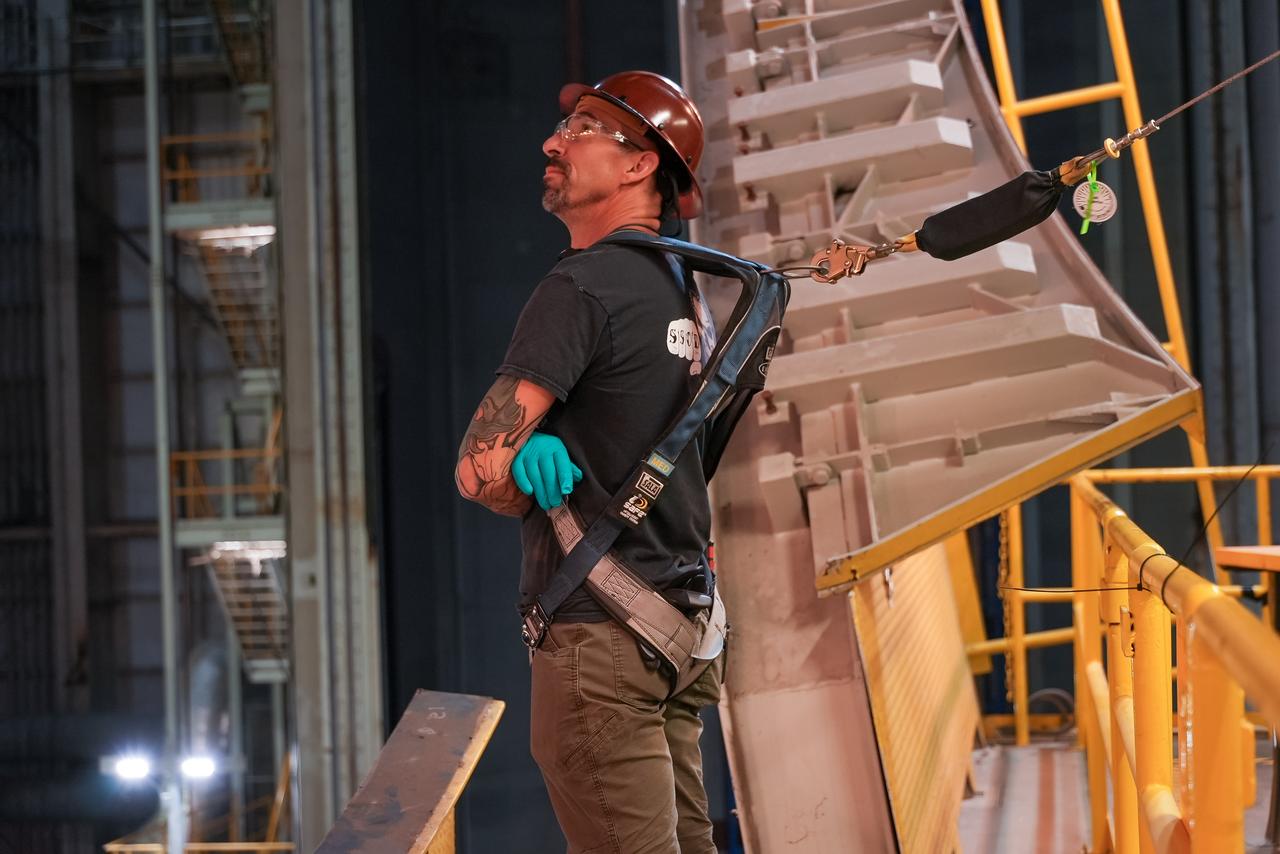 Move crews at NASA’s Michoud Assembly Facility in New Orleans perform “breakover” operations on a liquid oxygen tank in the facility’s vertical assembly building on Aug. 22, 2025. During the breakover, teams lifted the tank from its vertical configuration inside of a production cell and set it horizontally atop self-propelled mobile transporters for transfer to the final assembly production area. There, it will undergo integration of the forward dome by SLS (Space Launch System) prime contractor, Boeing. Eventually, the liquid oxygen tank will be moved back to the high bay where it will be mated with the intertank and forward skirt to complete the forward join of the Artemis III core stage. The propellant tank is one of five major elements that make up the 212-foot-tall rocket stage. The core stage, along with its four RS-25 engines, produce more than two million pounds of thrust to help launch NASA’s Orion spacecraft, astronauts, and supplies beyond Earth’s orbit and to the lunar surface for Artemis.